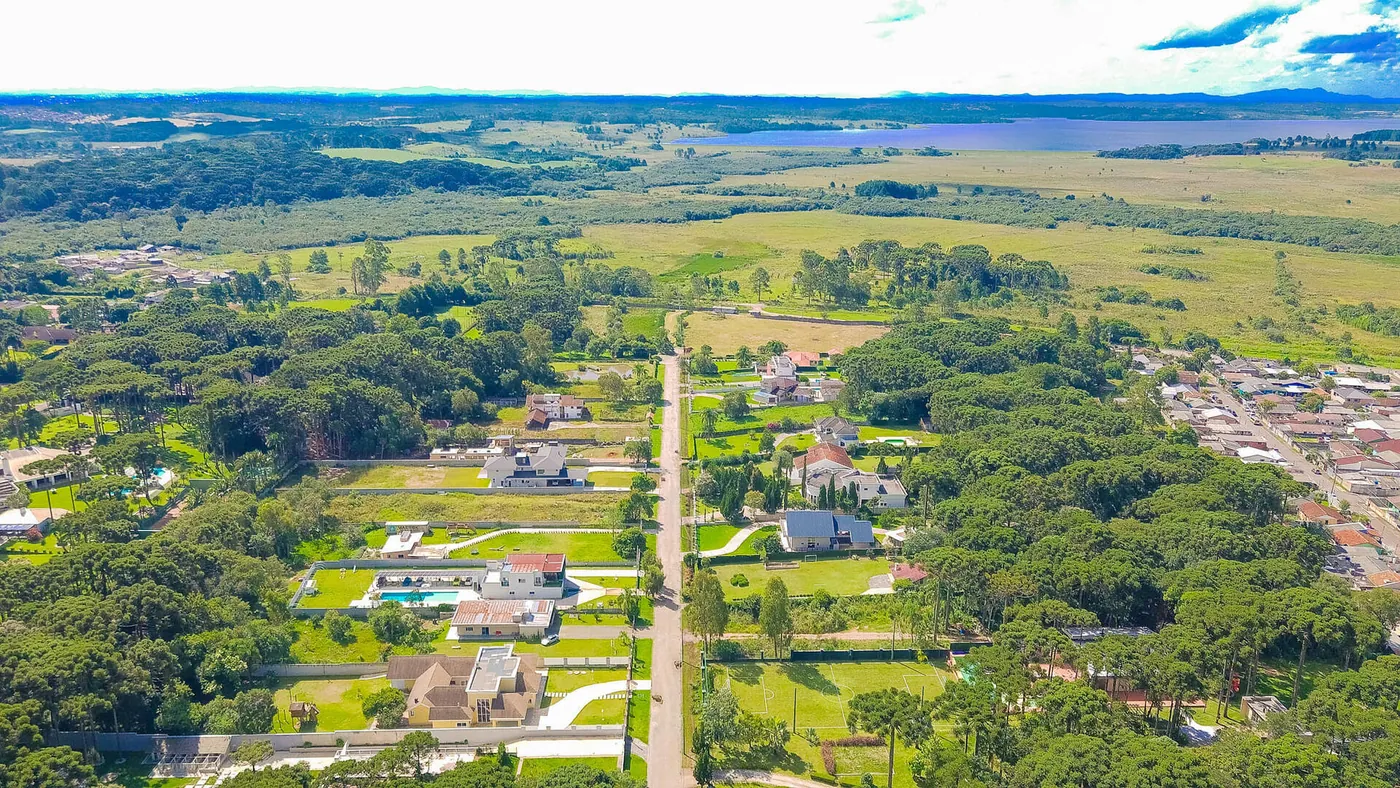 Vista aérea do Condomínio O Recanto: casas em terrenos amplos entre árvores